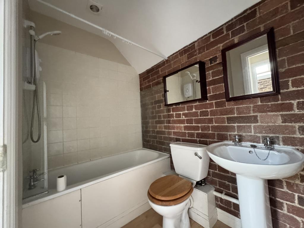 Lot: 162 - THREE-BEDROOM HOME IN CITY CENTRE - Bathroom